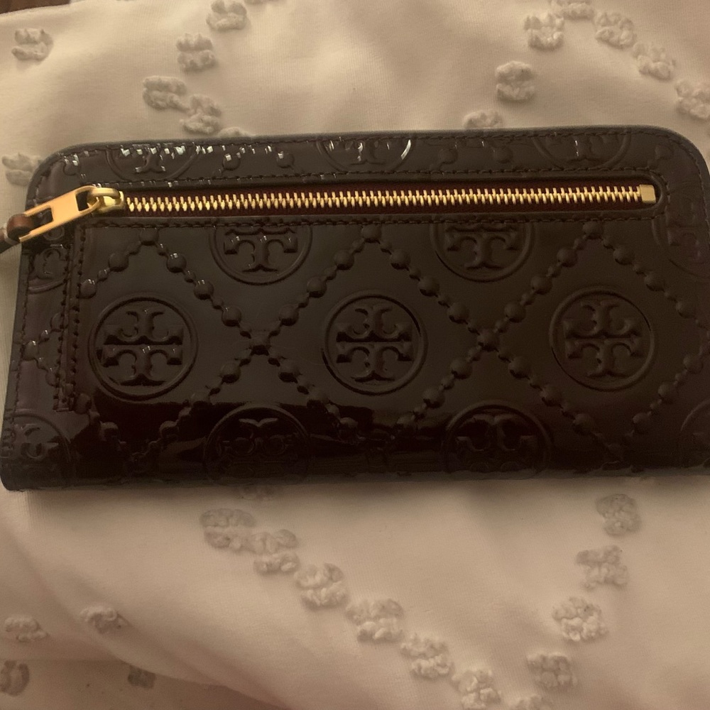 NWOT Patent leather Tory Burch wallet.